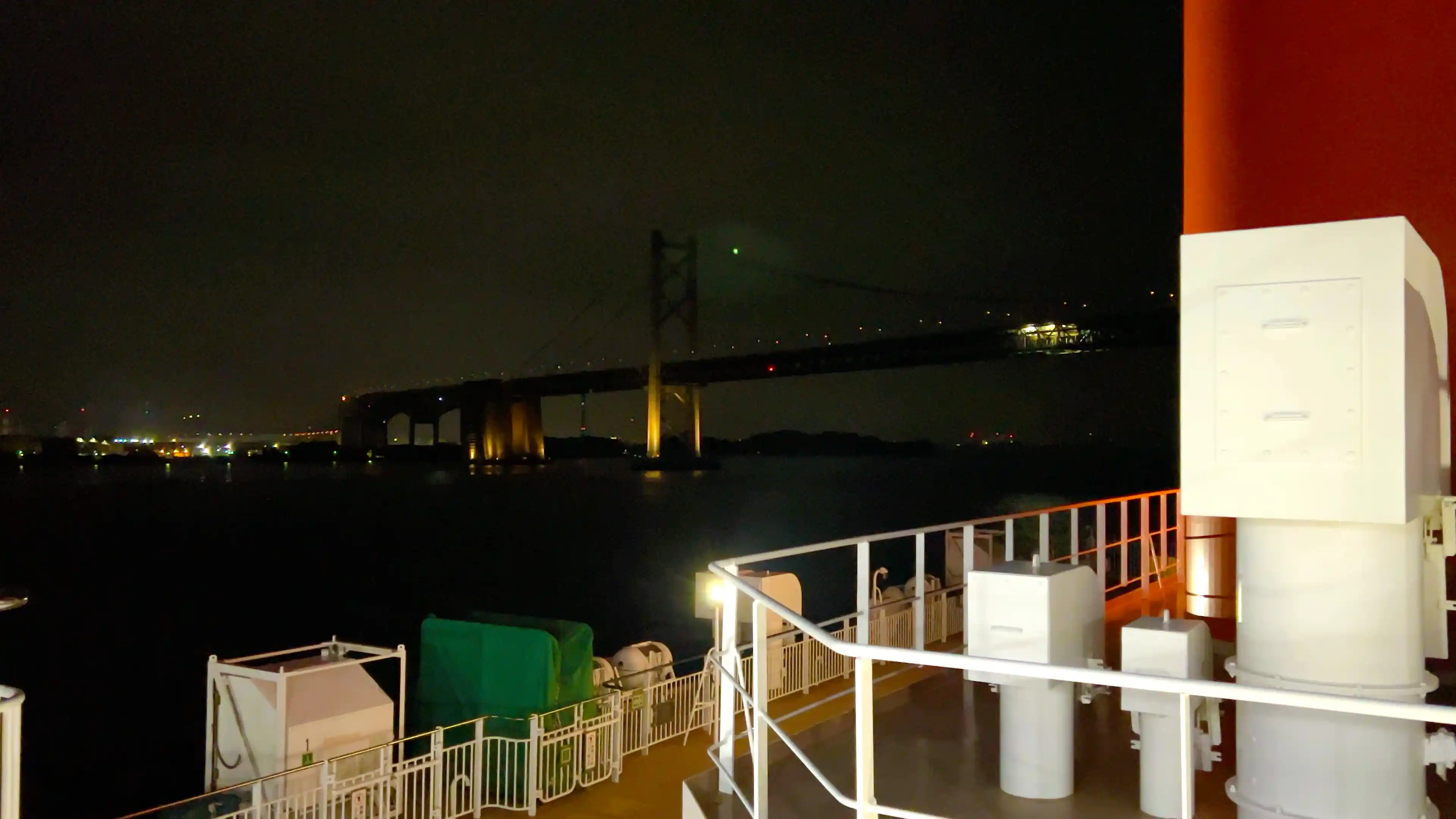 さんふらわあ くれないから見えた瀬戸大橋の外観