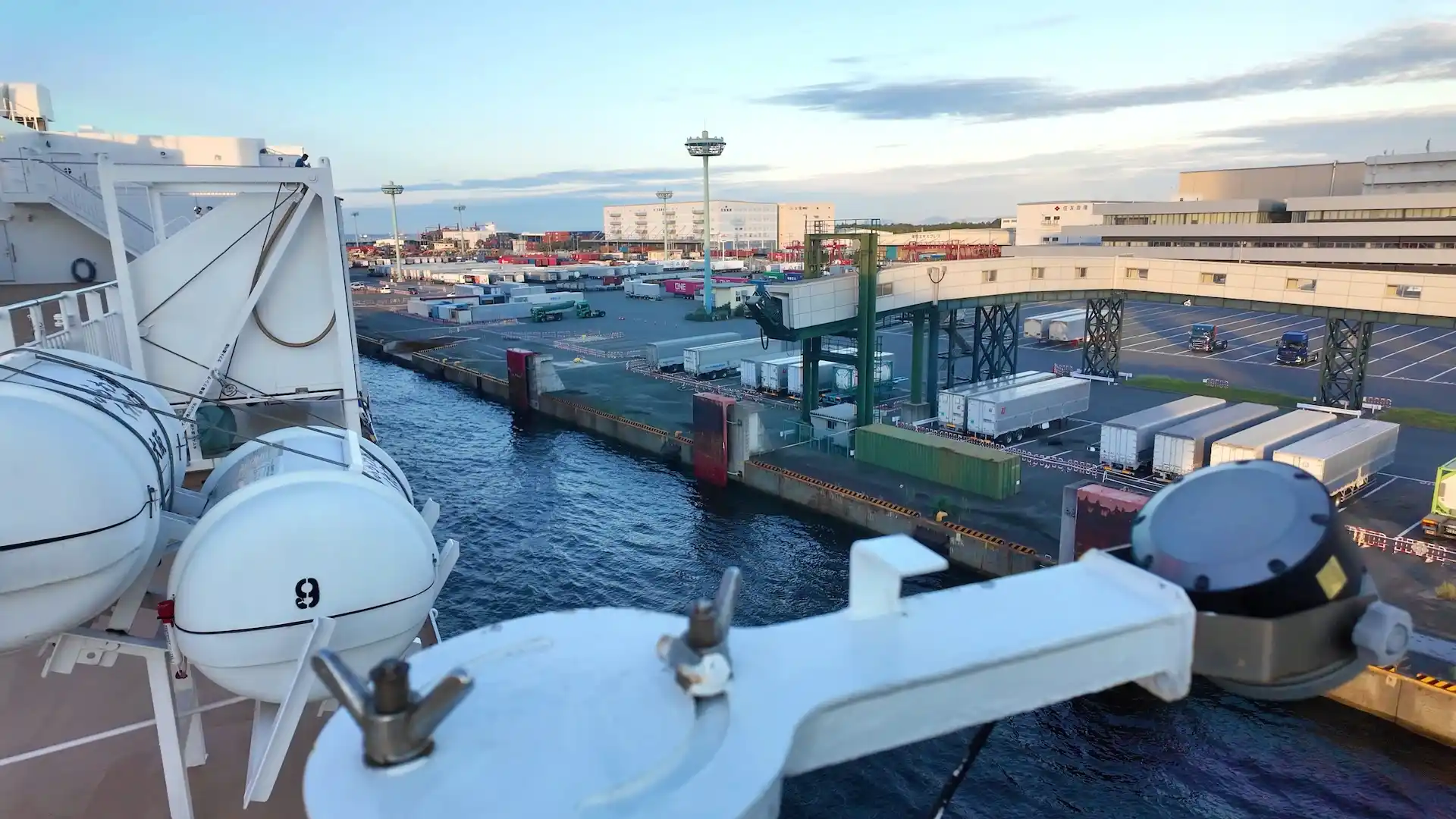 展望デッキから見える大阪南港コスモフェリーターミナル