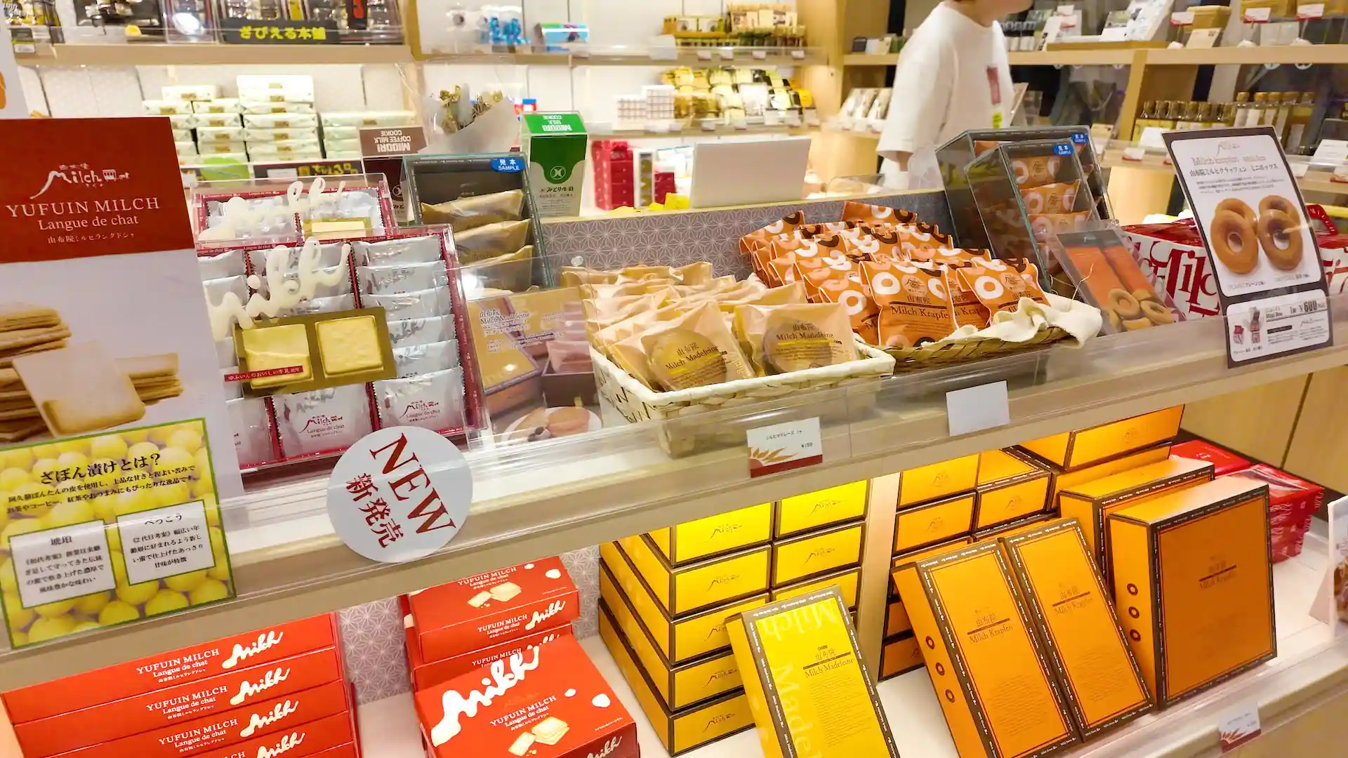 さんふらわあ くれないのショップに並ぶ由布院のお土産品