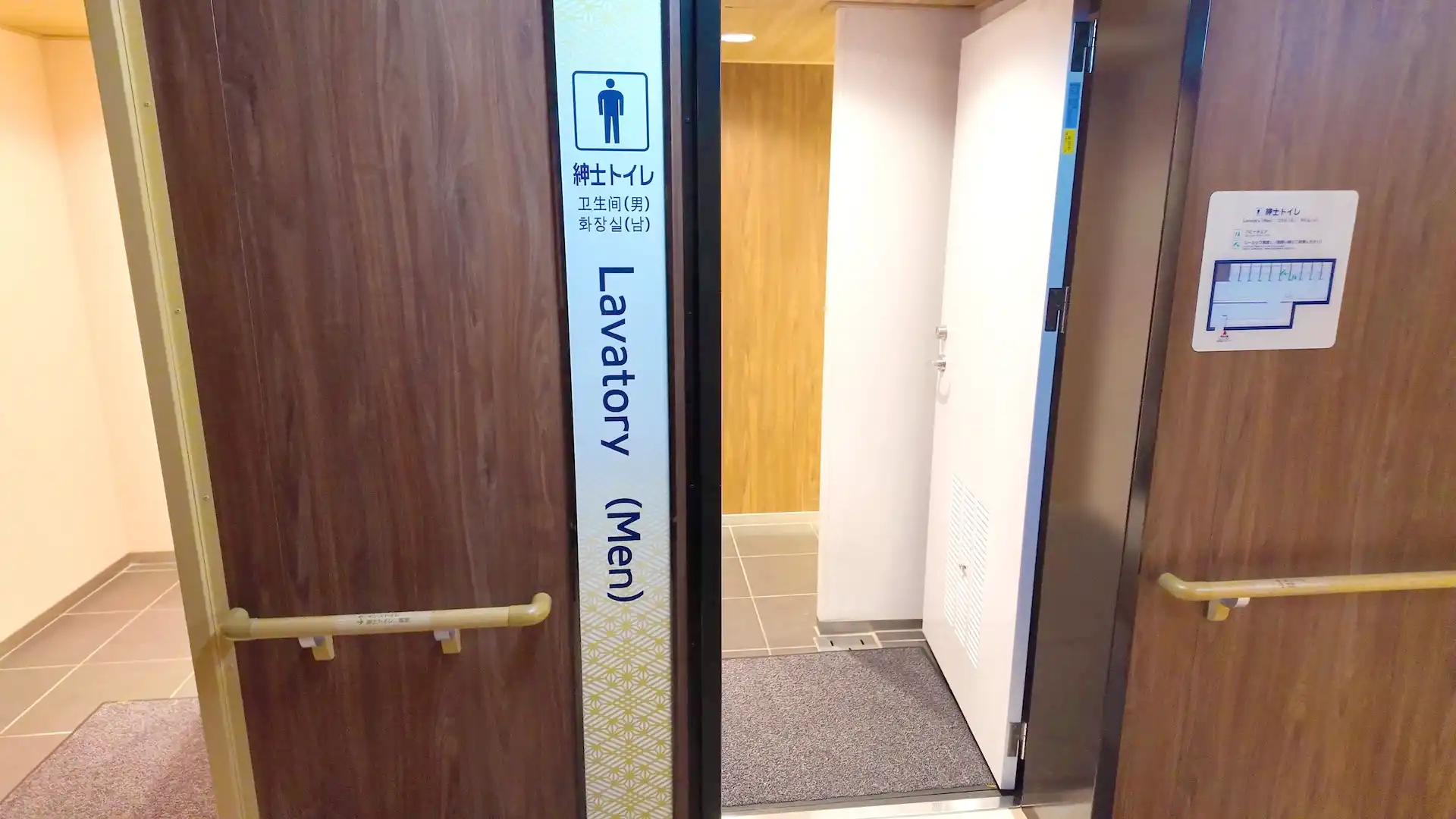 さんふらわあ くれないの男性用トイレの入り口