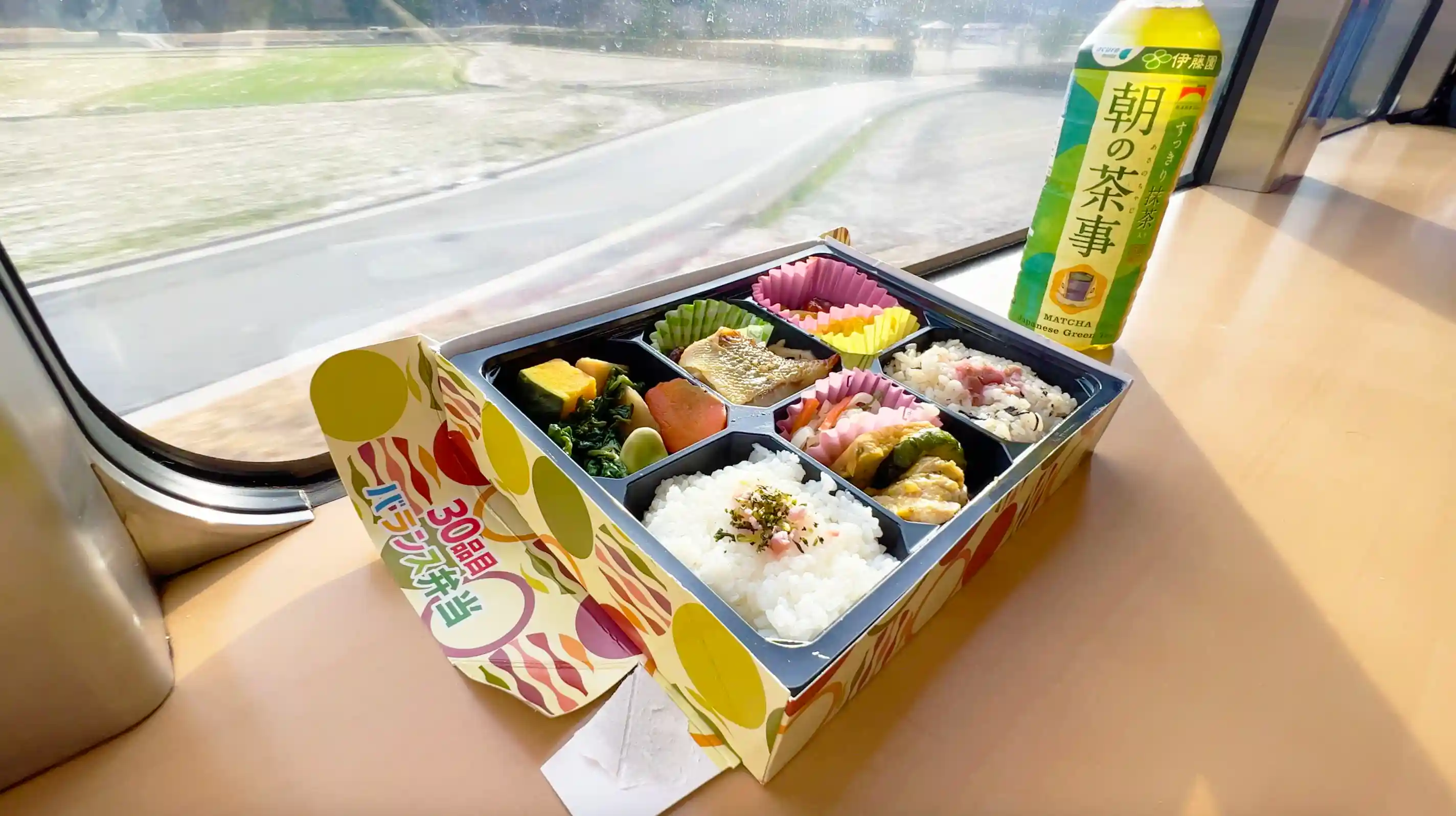 寝台特急サンライズ出雲号のミニラウンジでの食事