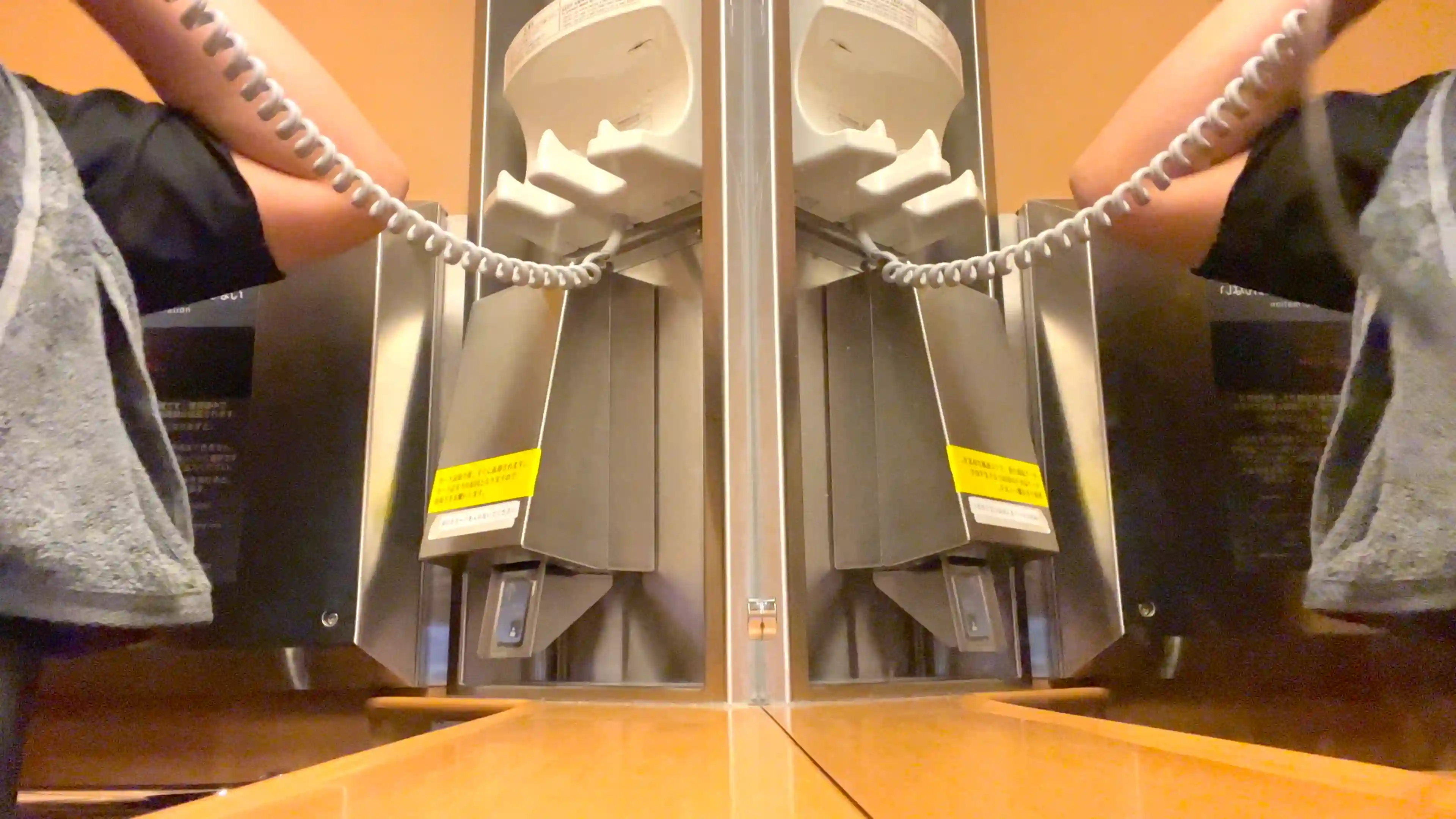 寝台特急サンライズ出雲号のシャワールームのドライヤーで髪を乾かしている様子