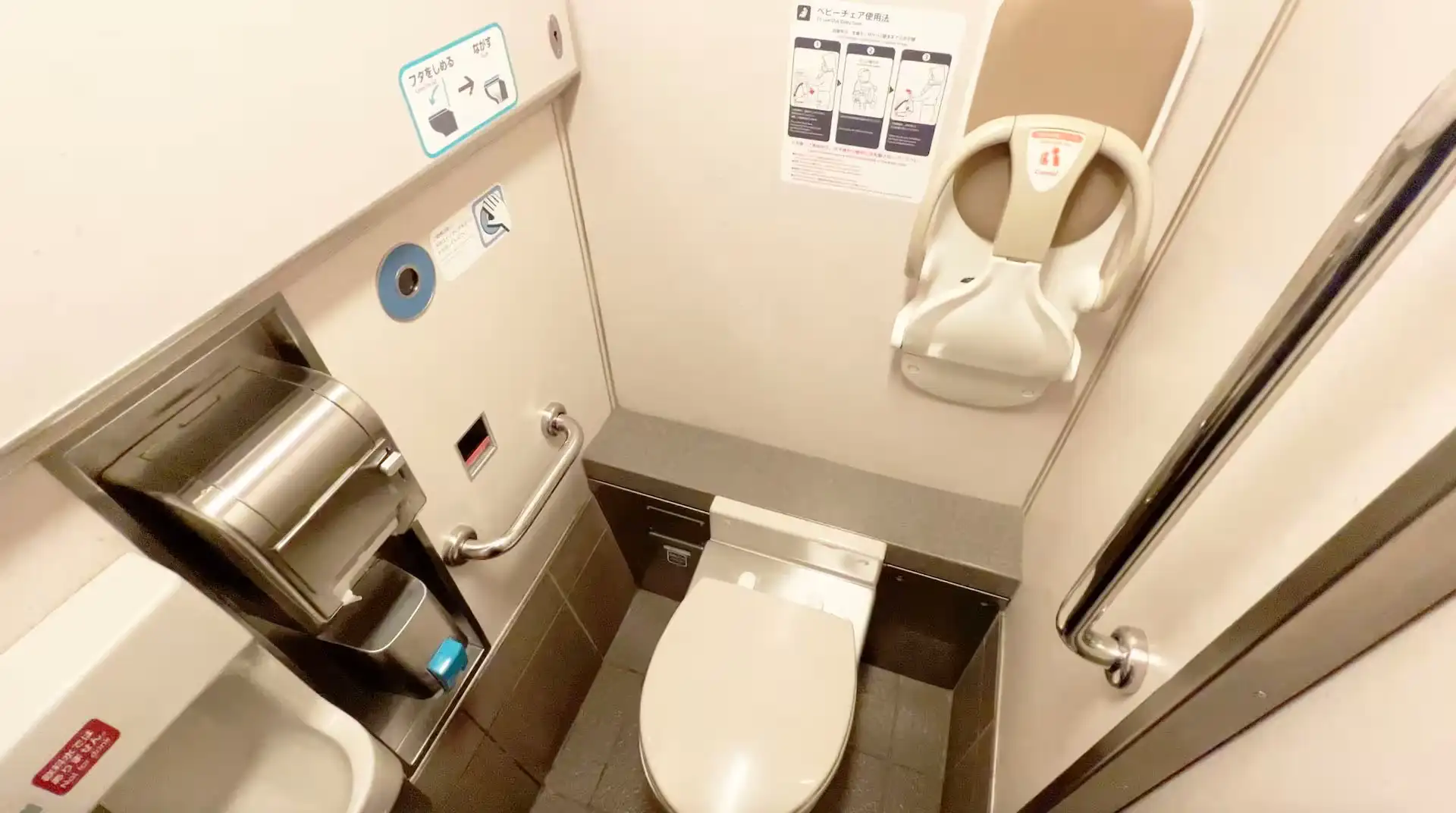 Toilet inside the sleeper express Sunrise Izumo
