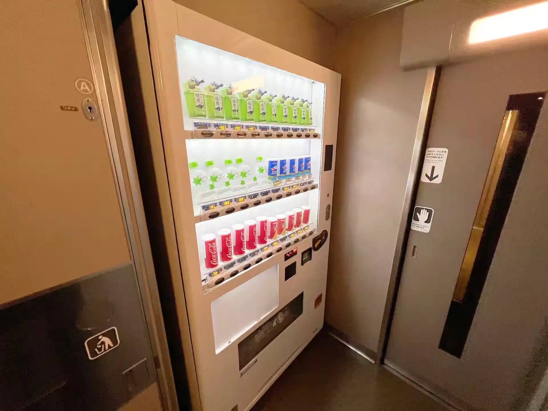 Vending machine inside the sleeper express Sunrise Izumo