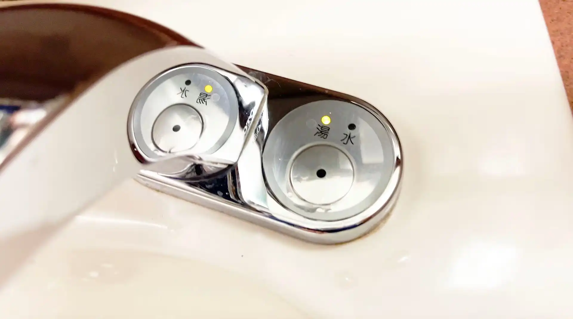 寝台特急サンライズ出雲号の車内の洗面台の蛇口部分に付いている冷水と温水が選択できるボタン