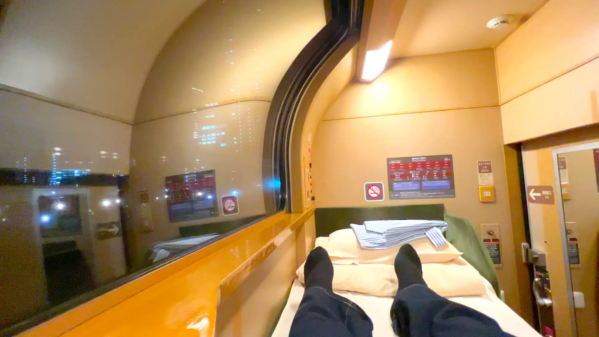 寝台特急サンライズ出雲号のソロ個室内から見える東京駅