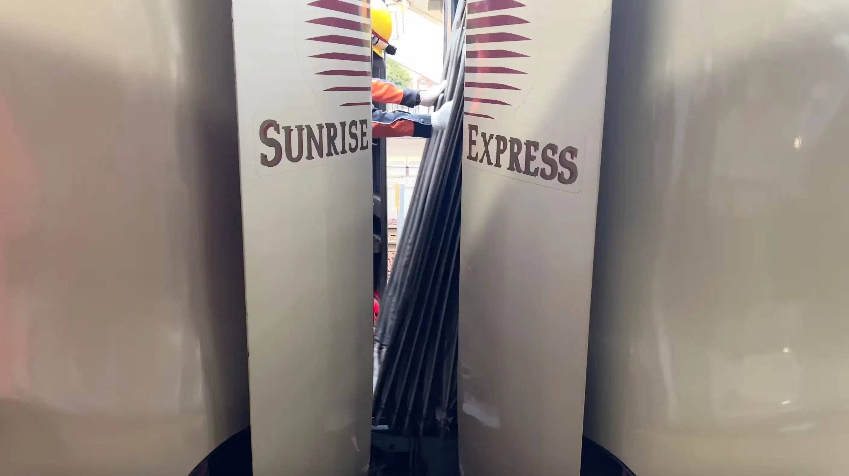 寝台特急サンライズ瀬戸号とサンライズ出雲号が切り離されているところ