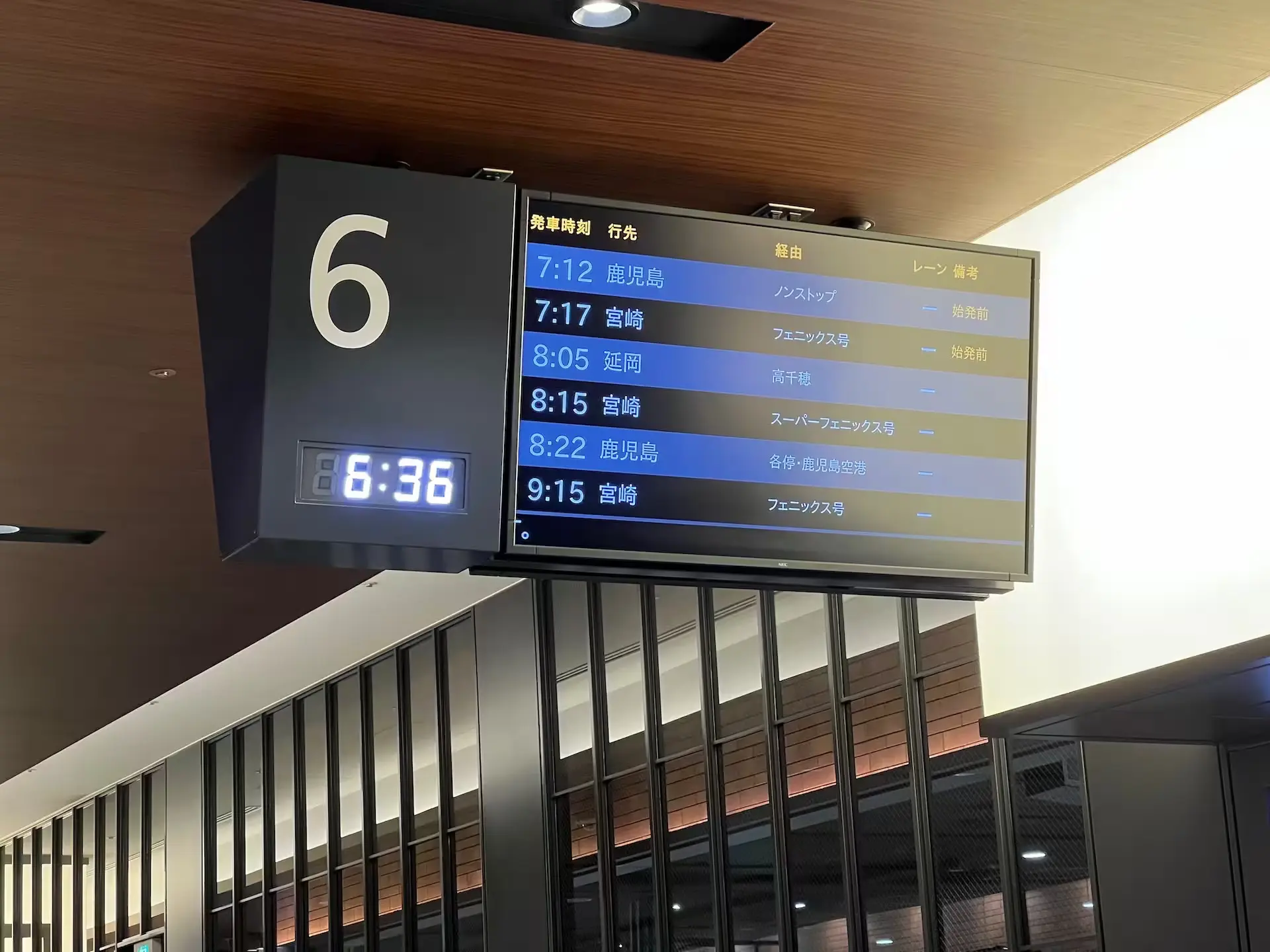 西鉄天神高速バスターミナルの発車時刻が掲載された電光掲示板