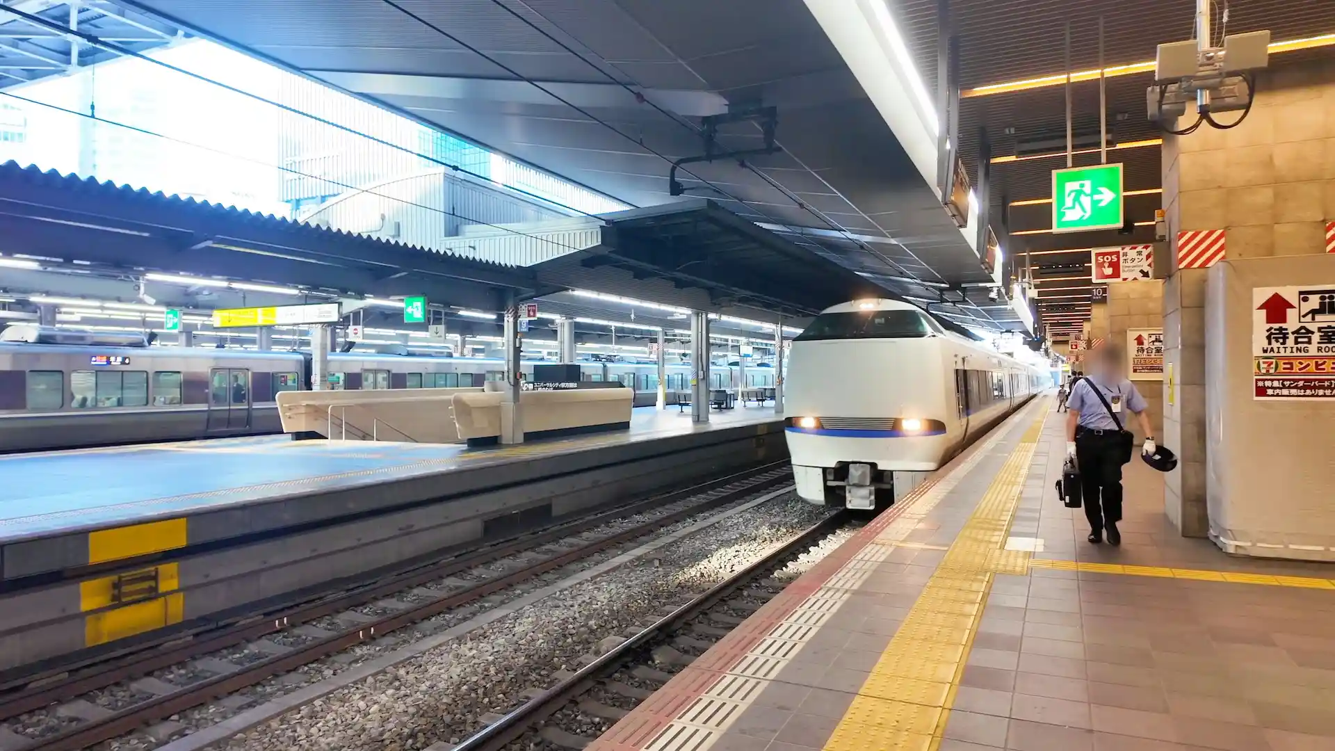 大阪駅に入線した特急サンダーバード