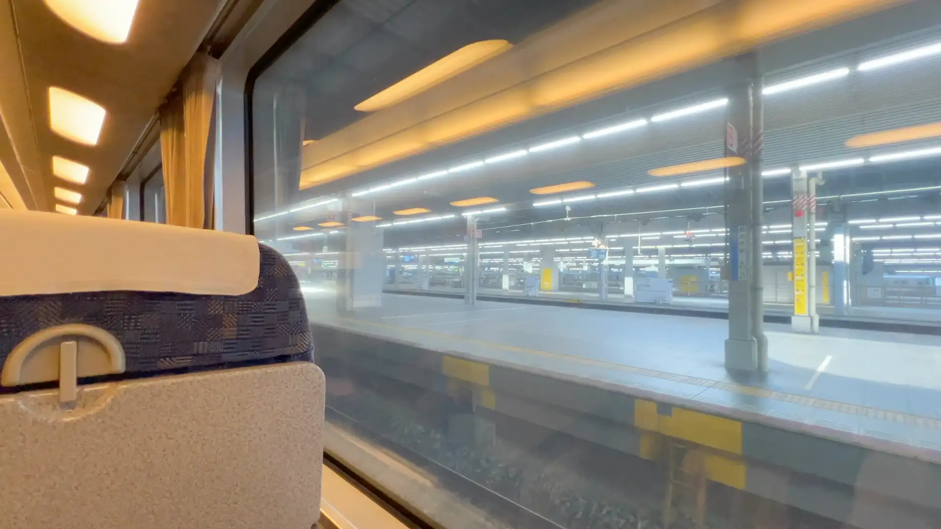 從雷鳥號座位看到的出發景色