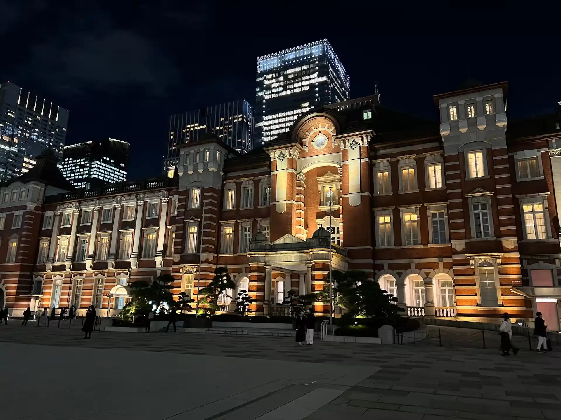 ライトアップされた夜の東京駅