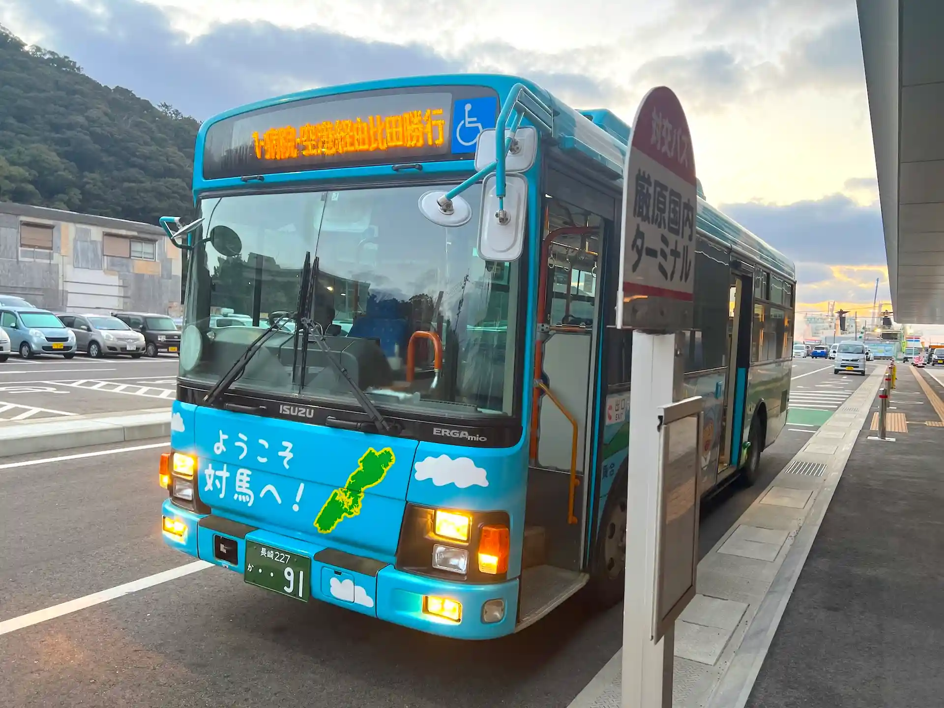 厳原港の前で待機していたバス