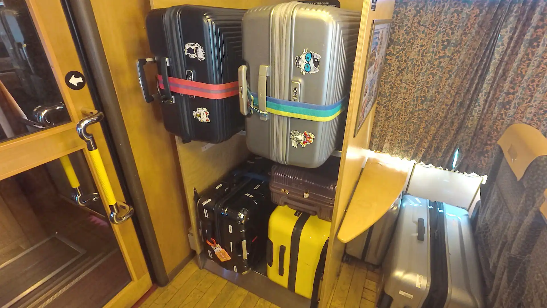 特急ゆふいんの森の荷物棚