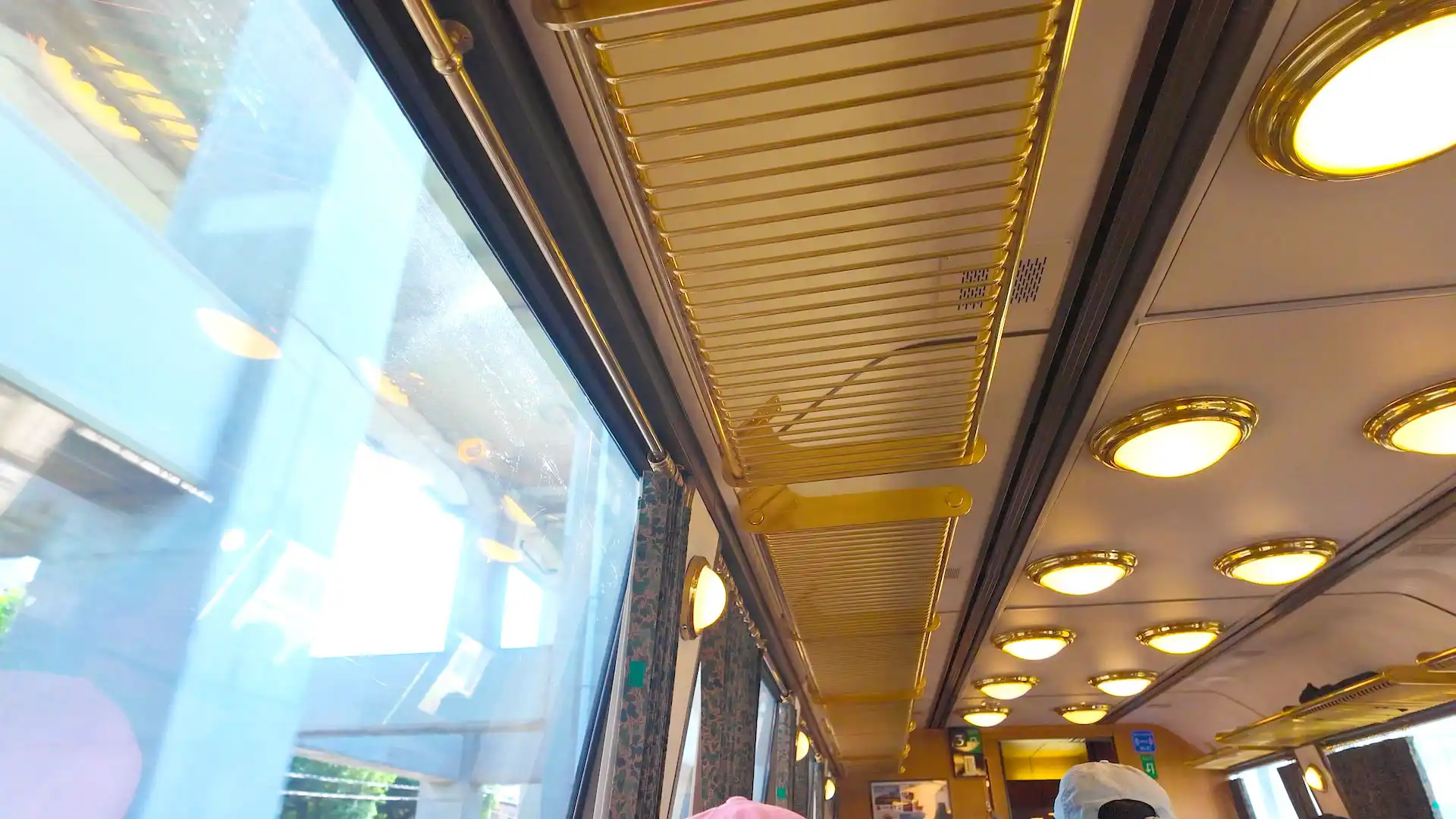 特急ゆふいんの森の頭上にある荷物棚