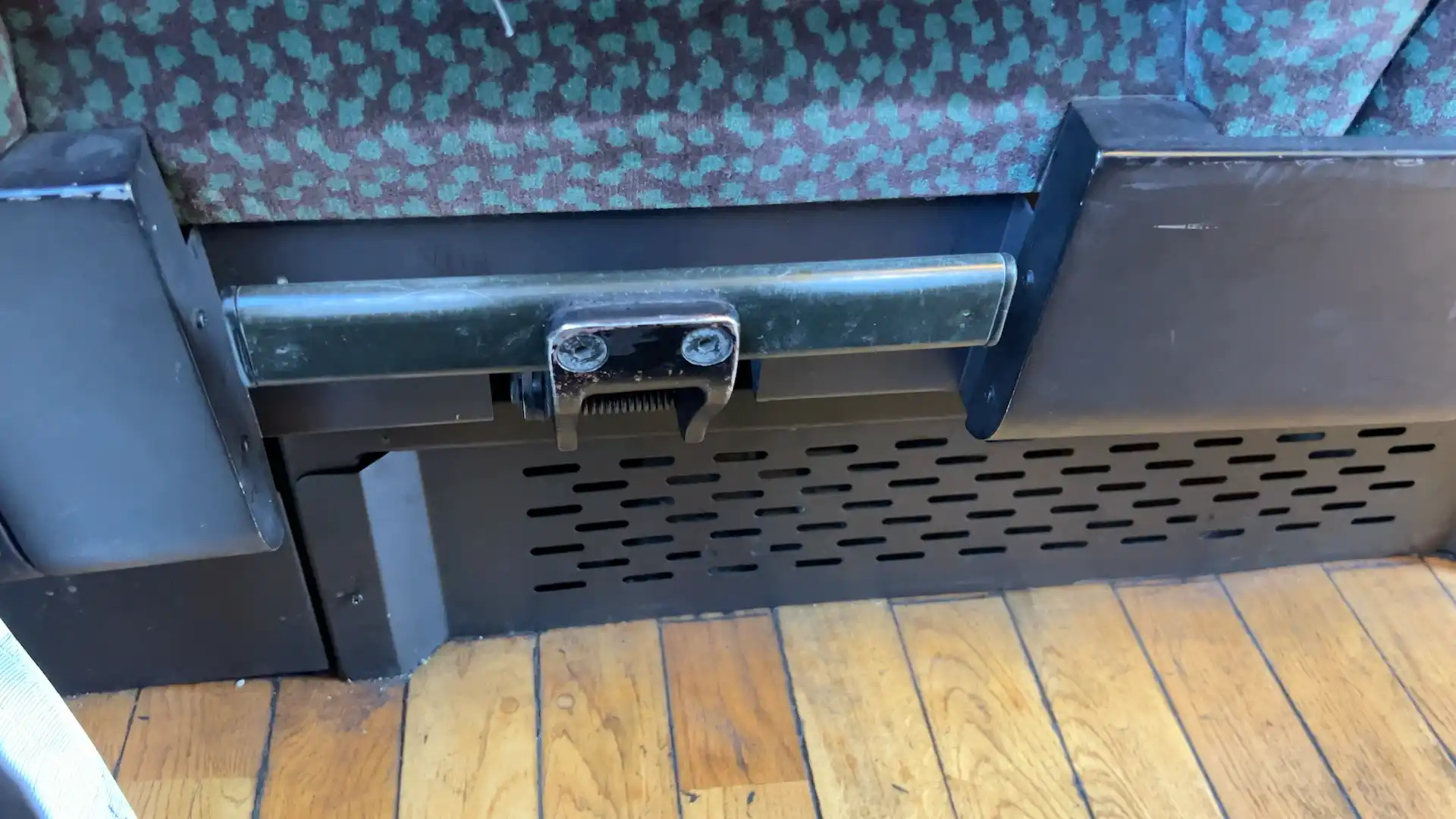 特急ゆふいんの森の座席下にあるフットレスト