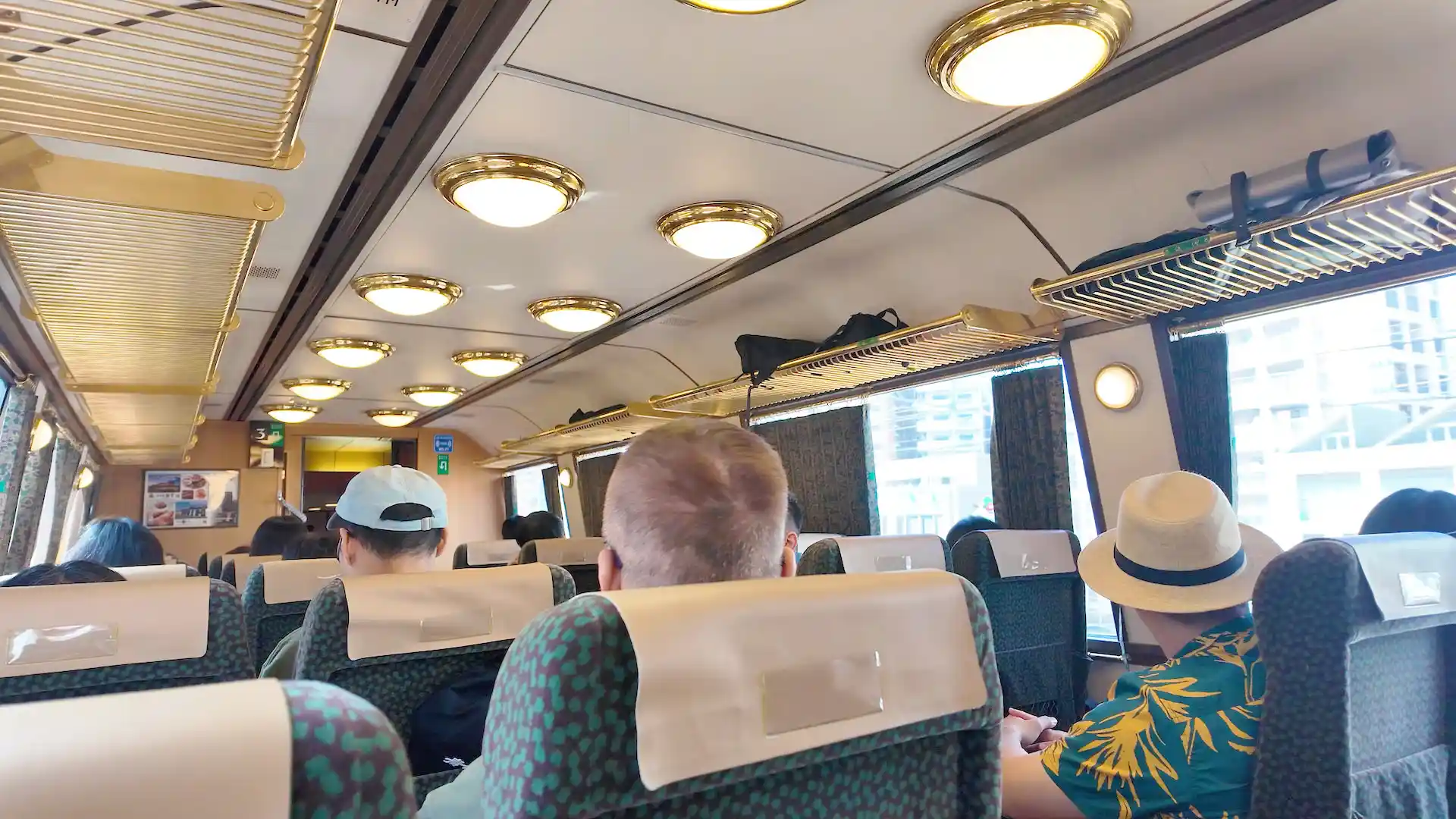 Vista desde el asiento al salir Yufuin no Mori de la estación Hakata