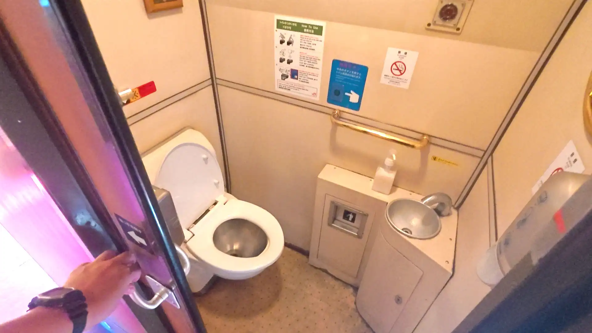 特急ゆふいんの森の共用トイレの中