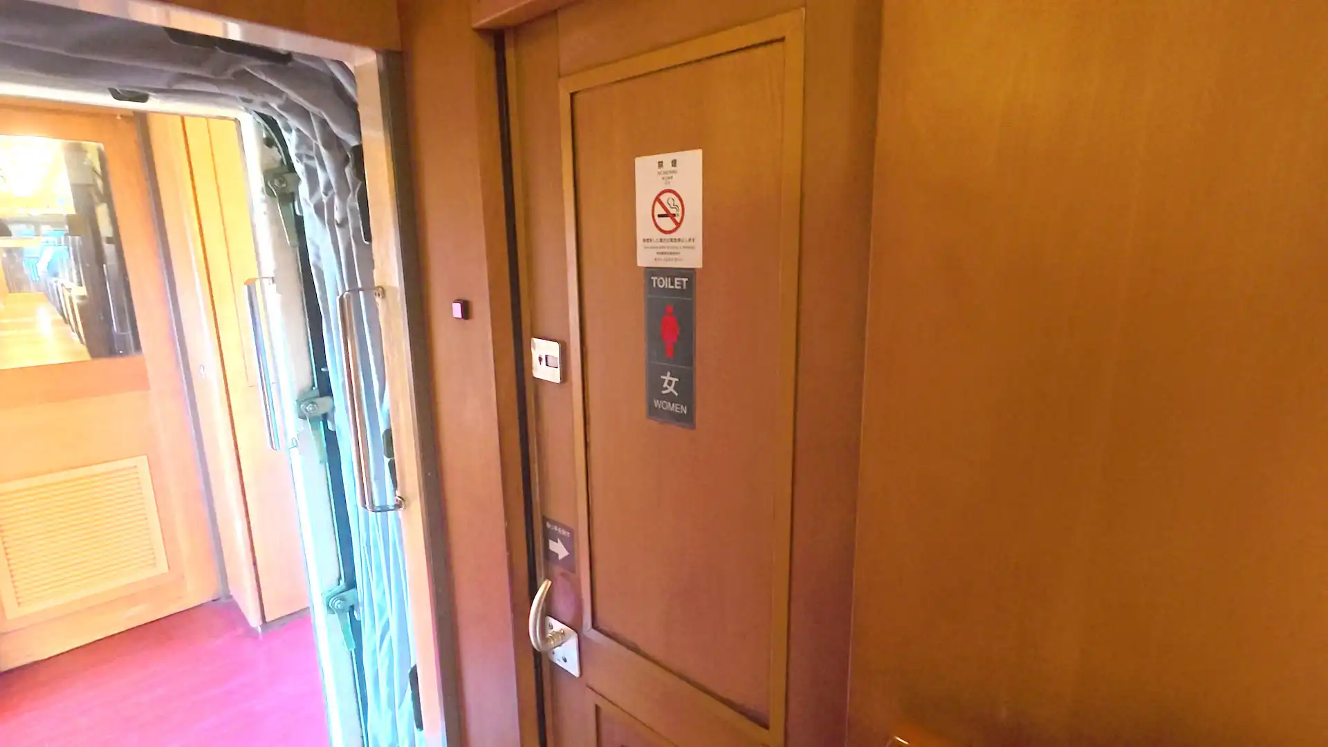 特急ゆふいんの森の女性用トイレの扉